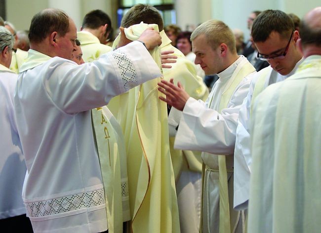 Proboszczowie pomogli nowym kapłanom założyć szaty liturgiczne