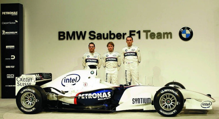 Od lewej: Kanadyjczyk Jacques Villeneuve, Niemiec Nick Heidfield i Robert Kubica 