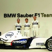Od lewej: Kanadyjczyk Jacques Villeneuve, Niemiec Nick Heidfield i Robert Kubica 