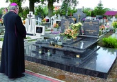  Przed rozpoczęciem uroczystości abp Marian Gołębiewski modlił się przy grobie swoich rodziców 