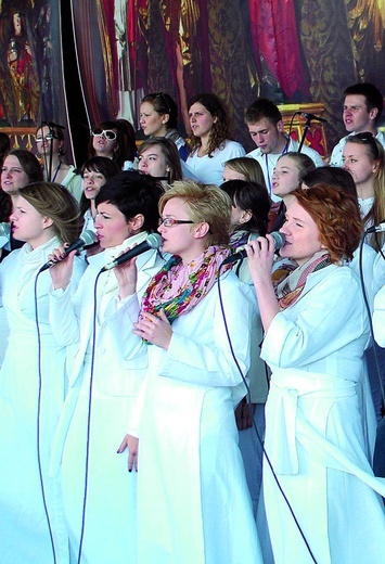 Gospel Rain i chórzyści z diecezji zadbali o to, by także w śpiewie nie zabrakło ognia 