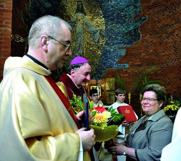  Parafianie, witając bp. Andrzeja Jeża, gratulowali mu papieskiej nominacji. Z lewej ks. Zbigniew Guzy, proboszcz parafii