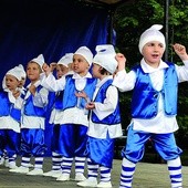  Na scenie wystąpiły m.in. przebrane w stroje smerfów dzieci z usteckiego Przedszkola nr 3