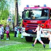 Gdy tylko na plac przy kościele św. Teresy podjechał wóz strażacki, dzieci zbiegły się ze wszystkich stron 