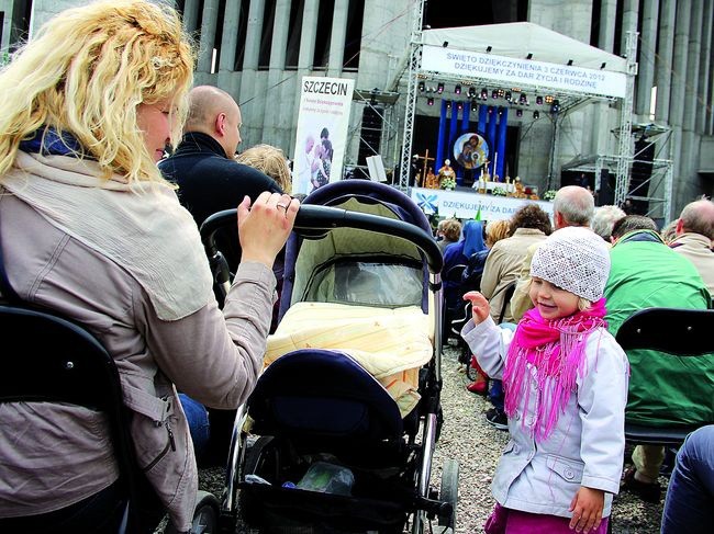  – Im bardziej gaśnie wiara w Europie i w Polsce, tym bardziej trzeba się troszczyć o życie i rodzinę – mówił w Dniu Dziękczynienia kard. Kazimierz Nycz