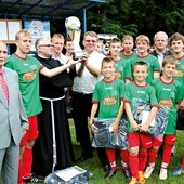  Zdobywcy pucharu – drużyna Franciszkańskiego Klubu Sportowego z Rychwałdu