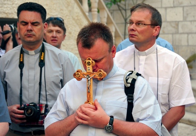 Droga Krzyżowa, choć wiedzie gwarnymi uliczkami starej Jerozolimy, jest głębokim osobistym przeżyciem 