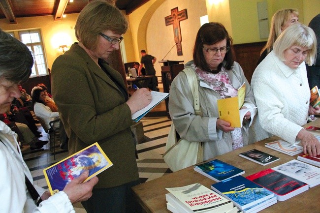 W czasie spotkania rozprowadzano też książki o sektach i ich sposobach manipulacji