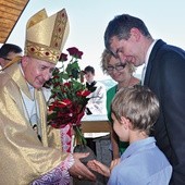 Biskupowi Andrzejowi Jeżowi za udział w spotkaniu dziękował burmistrz Starego Sącza Jacek Lelek z żoną i synami