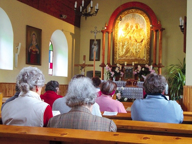 – Od lat ludzie na wsiach modlili się razem pod krzyżem lub przy kapliczce – przekonują mieszkanki Siedlakowic