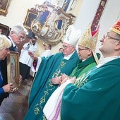 Po Eucharystii biskupi pobłogosławili pary i diakonie,  które będą prowadziły rekolekcje wakacyjne, oraz pary  przekazujące sobie wzajemnie obraz św. Joanny Beretty-Molli