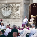 7.06. br., Boże Ciało. Benedykt XVI celebruje Mszę św. obok inskrypcji głoszącej, że bazylika jest  „Matką i Głową kościołów Miasta i świata” 