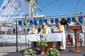 Ołtarz na tle żaglowca: Msza św. jubileuszowa zgromadziła  nie tylko ludzi morza
