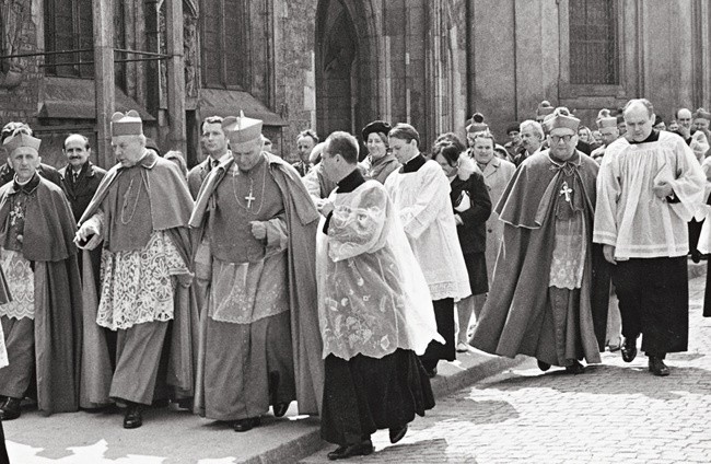 Zanim otrzymał sakrę biskupią, ks. dr Tadeusz Rybak (na zdj. pierwszy z prawej) jako wicerektor Metropolitalnego Wyższego Seminarium Duchownego we Wrocławiu, brał udział w uroczystościach 25-lecia Administracji Kościelnej na Ziemiach Zachodnich