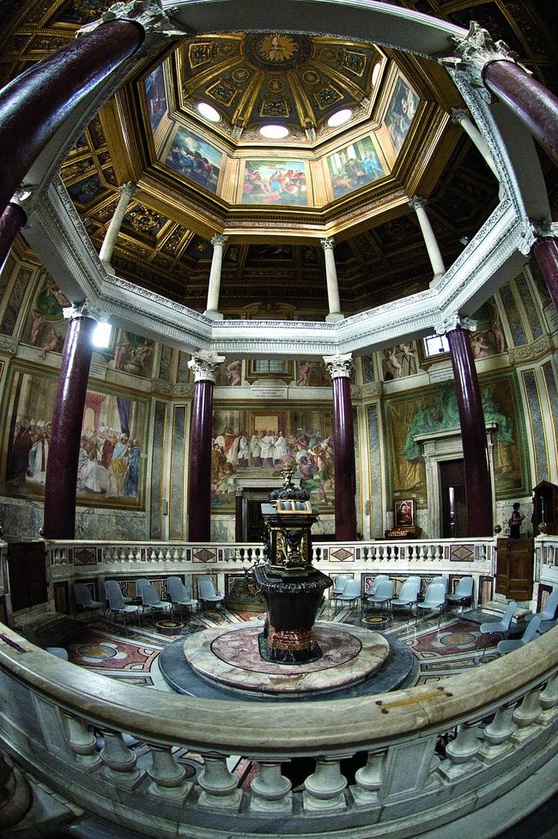 Wnętrze Baptysterium na planie ośmioboku. Na środku chrzcielnica