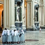 Na bocznych ścianach nawy głównej znajdują się posągi 12 Apostołów  