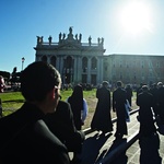 Duchowieństwo i świeccy w drodze na Lateran. Fasada bazyliki pochodzi z XVIII w. Do bazyliki przylega Pałac Laterański, siedziba kurii diecezji rzymskiej 