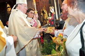 W darze od diecezji świdnickiej jubilat otrzymał kopię łaskami słynącej figurki NMP Strażniczki Wiary z Barda Śląskiego  