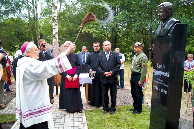 Abp Hoser błogosławi pierwszą z rzeźb Pantenonu 