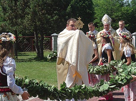 Relikwie patrona „Solidarności” wprowadza proboszcz ks. Wiesław Stępień w towarzystwie bp. Krzysztofa Nitkiewicza