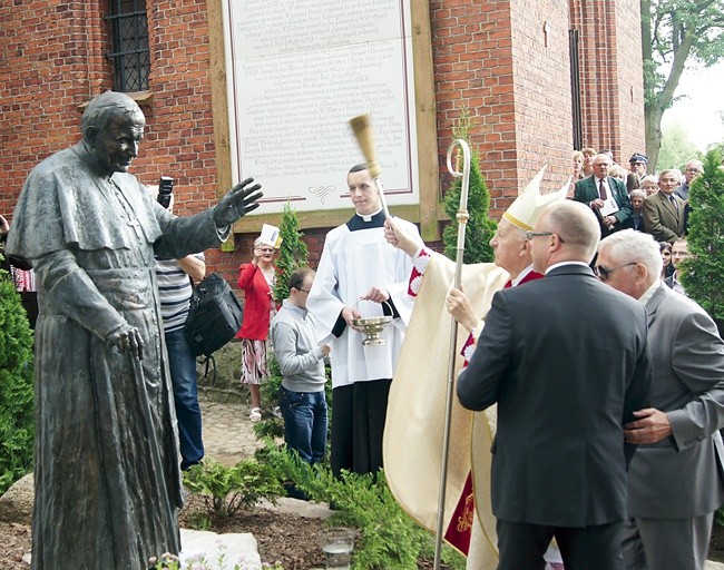 Poświęcenia postumentu dokonał abp Edmund Piszcz