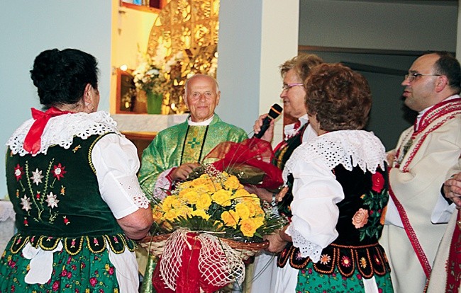  Tłumy parafian i gości dziękowały swemu duszpasterzowi