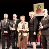 Od lewej: przewodniczący RM Marian Czochara, Jan Szulik, Anna Ulatowska-Tustańska,  prezydent miasta Małgorzata Mańka-Szulik, Józef Dzielicki