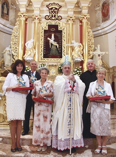  Laureaci nagrody „Pro laborem ad Dei Gloriam” z bp. Piotrem Gregerem i proboszczem ks. Stanisławem Morawą