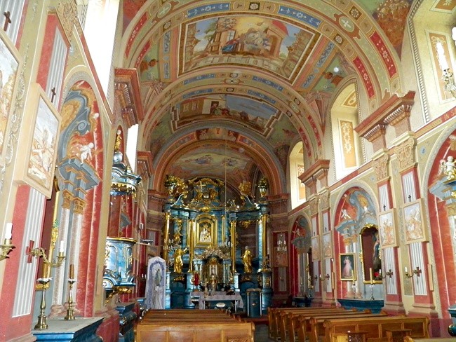 Odnowione barokowe wnętrze kościoła