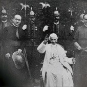 Leon XIII był pierwszym sfilmowanym papieżem. Film nakręcił w 1896 r. Vittorio Calcina  – operator studia braci Lumiére. Na zdjęciu kadr z tego filmu