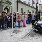 Wojciech Grajewski z Książnicy Cieszyńskiej oprowadza młodzież po Cieszynie, wcielając się w postać ks. Józefa Londzina