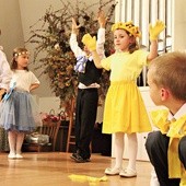  Dzieci dziękowały też na scenie: piosenką i tańcem