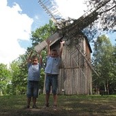 Muzeum Wsi Radomskiej. Odwiedziny w skansenie to doskonałe miejsce na rodzinny spacer i wypoczynek na łonie przyrody. – Ten wiatrak jest taaaaki duży – pokazują rodzicom  Bartek i Maciek Bugałowie z Białobrzegów 