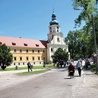  Odrestaurowany kompleks klasztorny z pięknym parkiem przyciąga wiernych z całego Śląska