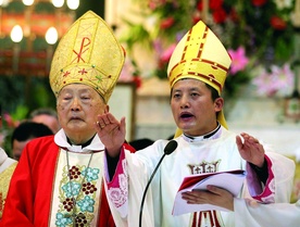 Biskup Joseph Xing Wenzhi (z prawej)