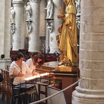 Belgowie palą świece przy figurze  św. Guduli,  by, jak mówią, pomóc podtrzymać jej zapaloną latarnię – symbol nadziei  