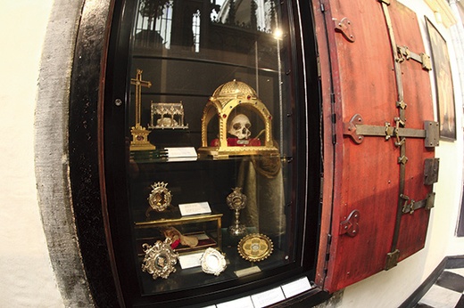 zamknięte w skarbcu relikwie  św. Elżbiety, Ignacego Loyoli i św. Agnieszki, trzeba zapłacić 2 euro