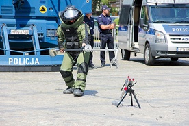 Policyjny pirotechnik podczas pokazu unieszkodliwiania bomby 