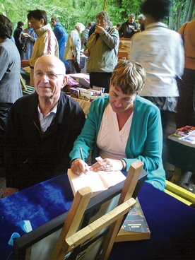   2010 rok – Amnon Rimon z siostrą Nomi Rosenblum w amfiteatrze w Połczynie-Zdroju podpisują książkę „Miłość Niemożliwa”