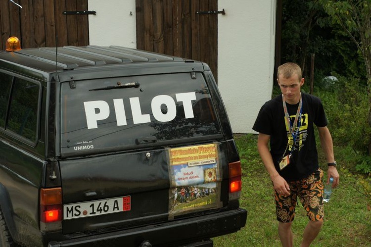 Samochód pilota w pobliżu i wszyscy czują się bezpiecznie