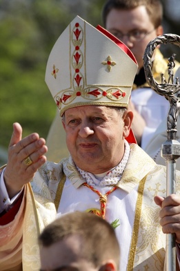 Prymasa Glempa pożegna ponad 80 kardynałów i biskupów