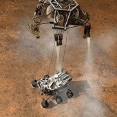 Wcześniejsze lądowania na Marsie wcale nie przypominały... lądowań. Sondy wyhamowane spadochronem po prostu uderzały w powierzchnię planety. Przed uszkodzeniami chroniły je poduszki powietrzne. Na taki scenariusz Curiosity jest za ciężki (waży około 900 kg).