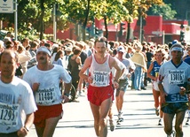   Marek Rusakiewicz (z numerem 3300) przebiegł już ponad 30 maratonów. Występował  m.in. w Gdańsku, Poznaniu, Dębnie, Wrocławiu i, jak na zdjęciu, kilkakrotnie w Berlinie