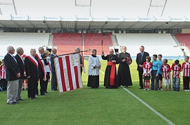 Spotkania ewangelizacyjne  odbędą się na stadionie  Cracovii, poświęconym  przez kard. Stanisława Dziwisza