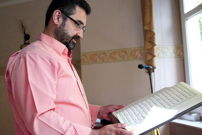 Imam Ali Abi Issa przy księdze Koranu we wrocławskim meczecie