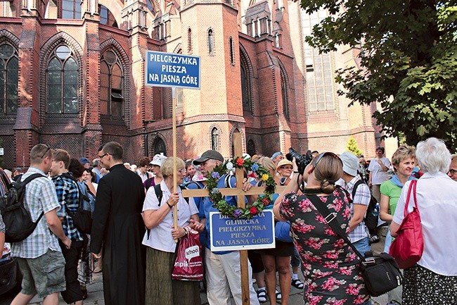 Główny nurt pielgrzymki wychodzi zawsze spod gliwickiej katedry