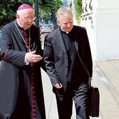  Abp Władysław Ziółek (z lewej) wprowadza abp. Marka Jędraszewskiego do pałacu biskupiego