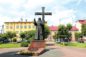  Nowe Miasto nad Pilicą. Tutaj znajdują się Sanktuarium bł. Honorata Koźmińskiego  oraz muzeum z pamiątkami po błogosławionym zakonniku