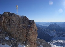 „Znikający krzyż” na Zugspitze