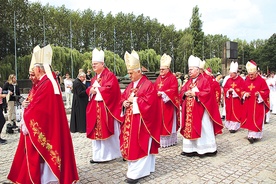  Metropolita wrocławski koncelebrował Eucharystię pod pomnikiem w KL Birkenau 